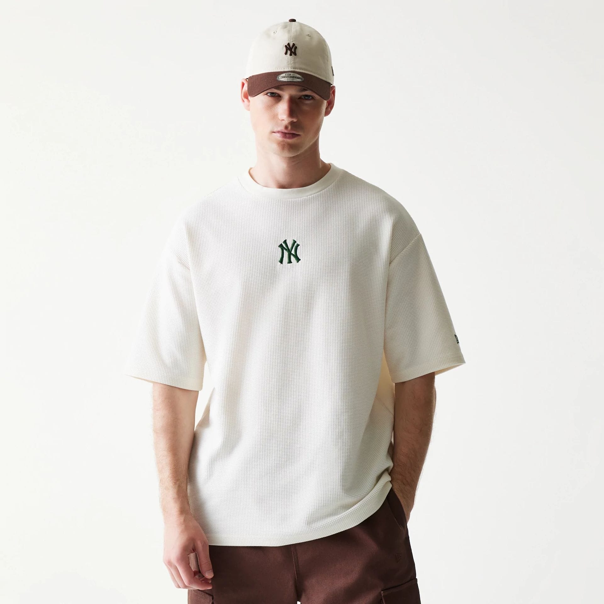 The model is wearing this MLB Waffle New York Yankees Oversized T-Shirt in open white. 1