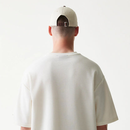 The model is wearing this MLB Waffle New York Yankees Oversized T-Shirt in open white. 7