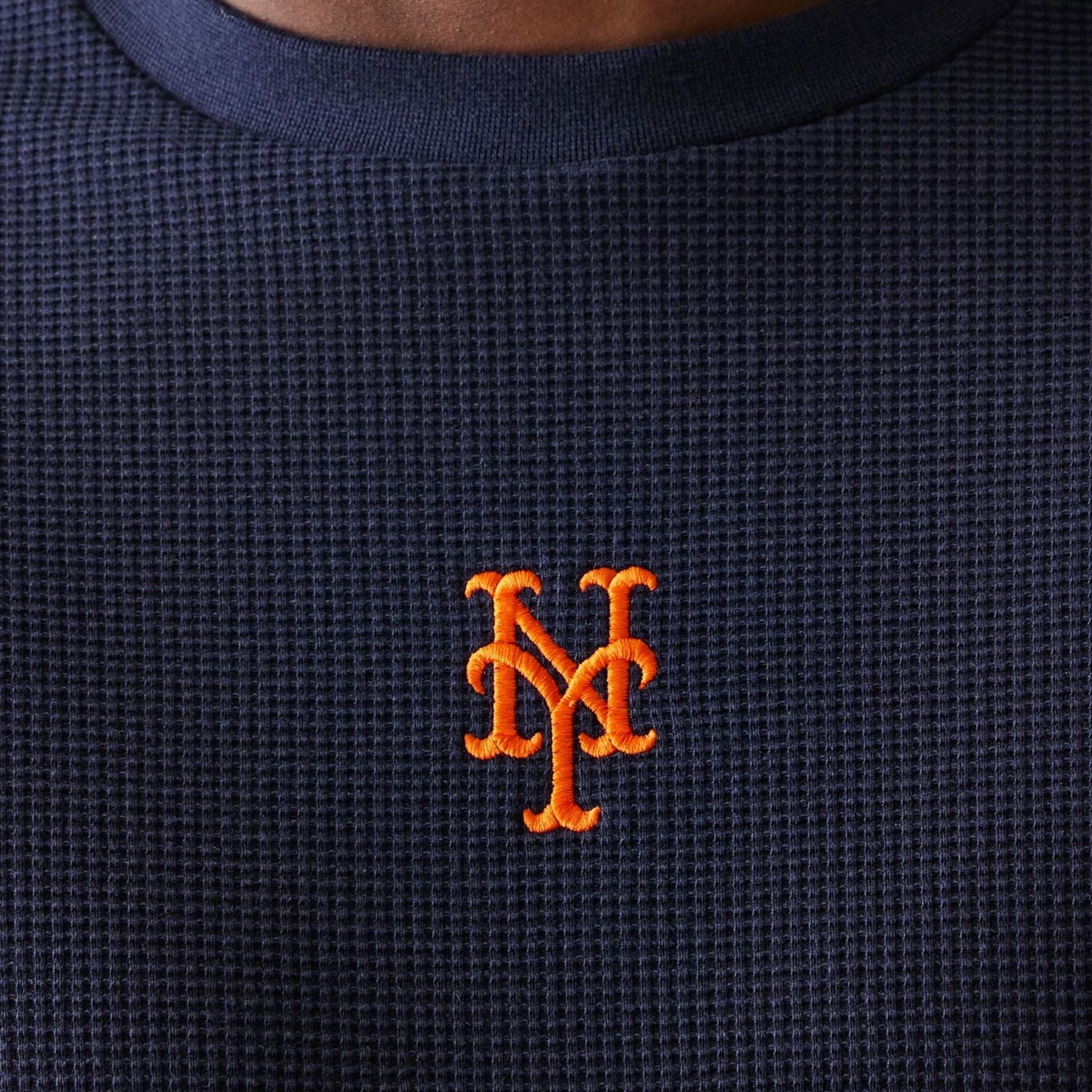 The model is wearing this MLB Waffle New York Mets Oversized T-Shirt in navy. 4