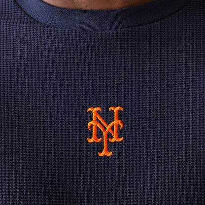 The model is wearing this MLB Waffle New York Mets Oversized T-Shirt in navy. 4