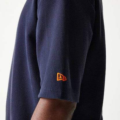 The model is wearing this MLB Waffle New York Mets Oversized T-Shirt in navy. 5