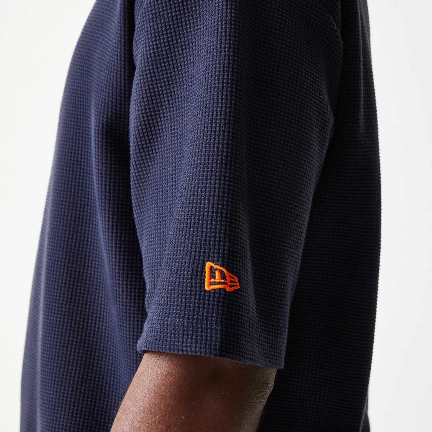 The model is wearing this MLB Waffle New York Mets Oversized T-Shirt in navy. 5