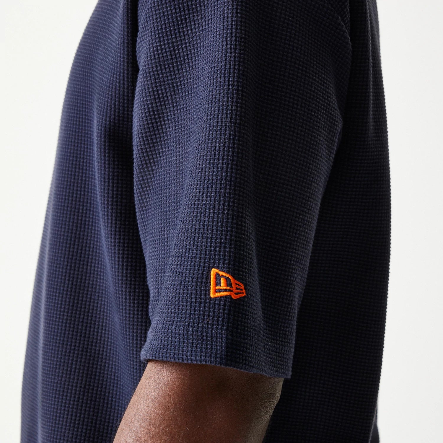 The model is wearing this MLB Waffle New York Mets Oversized T-Shirt in navy. 5