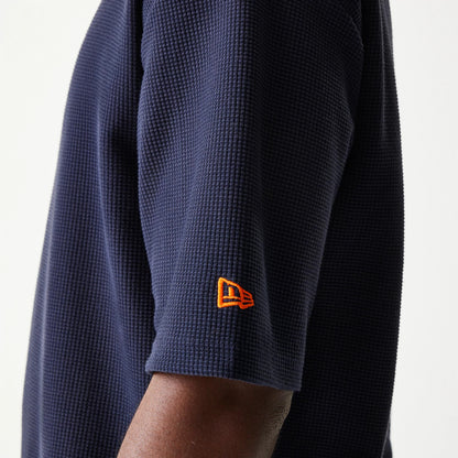 The model is wearing this MLB Waffle New York Mets Oversized T-Shirt in navy. 5