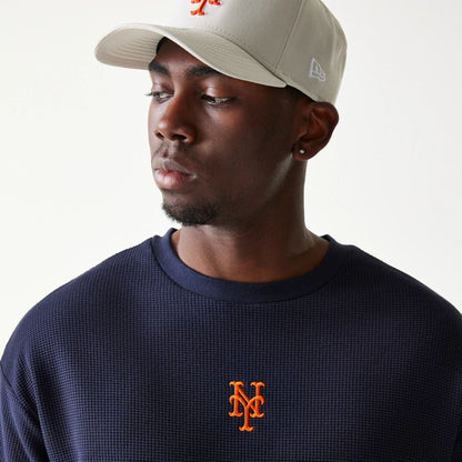 The model is wearing this MLB Waffle New York Mets Oversized T-Shirt in navy. 6