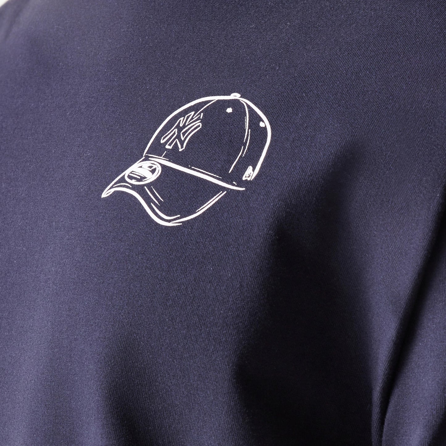 The model is wearing this MLB Baseball Graphic New York Yankees Oversized T-Shirt in navy. 5