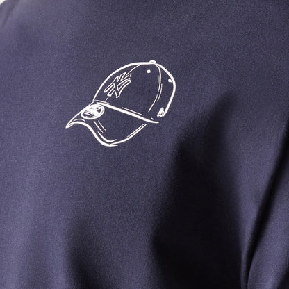 The model is wearing this MLB Baseball Graphic New York Yankees Oversized T-Shirt in navy. 5