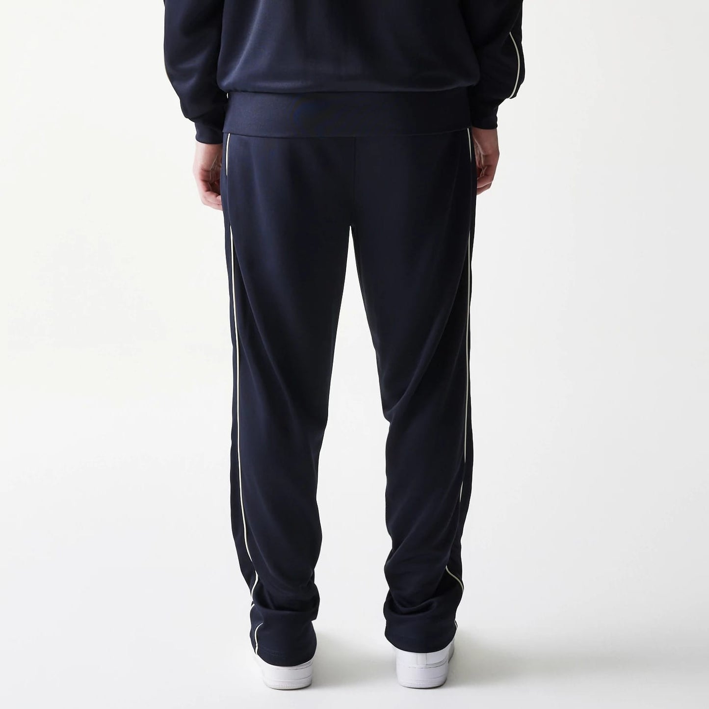 The model is wearing this MLB Piping New York Yankees Straight Leg Joggers in navy. 2