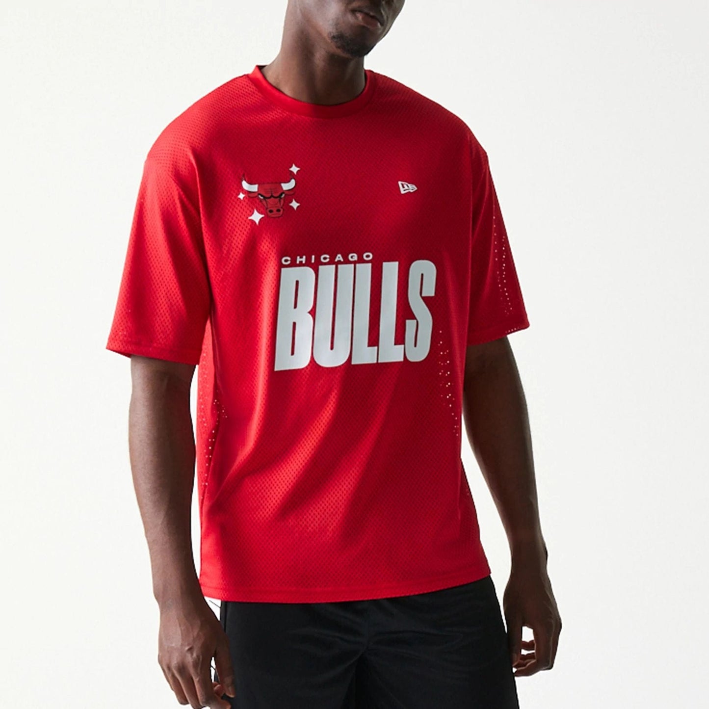The model is wearing this NBA Graphic Mesh Chicago Bulls T-Shirt in red. 3