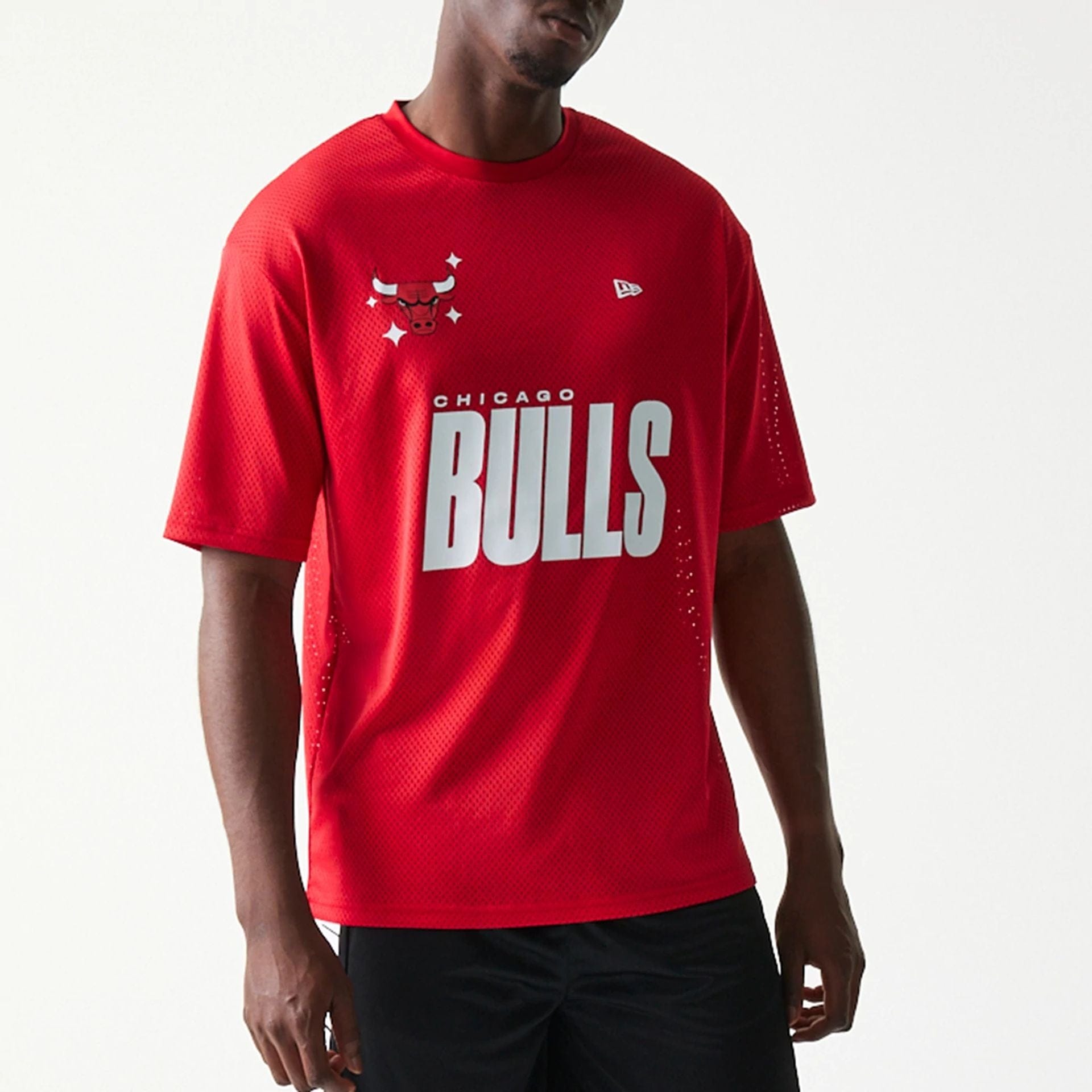The model is wearing this NBA Graphic Mesh Chicago Bulls T-Shirt in red. 3