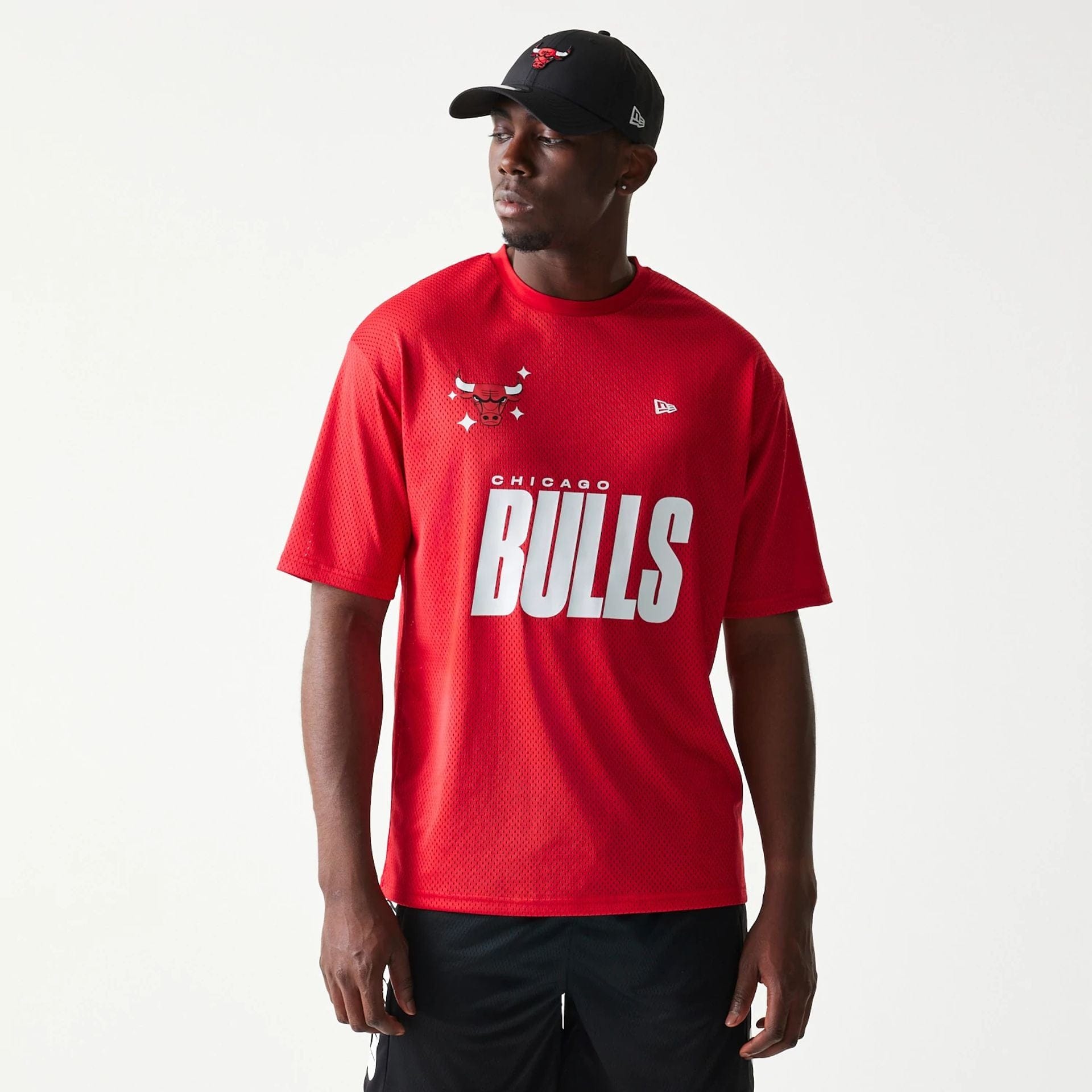 The model is wearing this NBA Graphic Mesh Chicago Bulls T-Shirt in red. 1