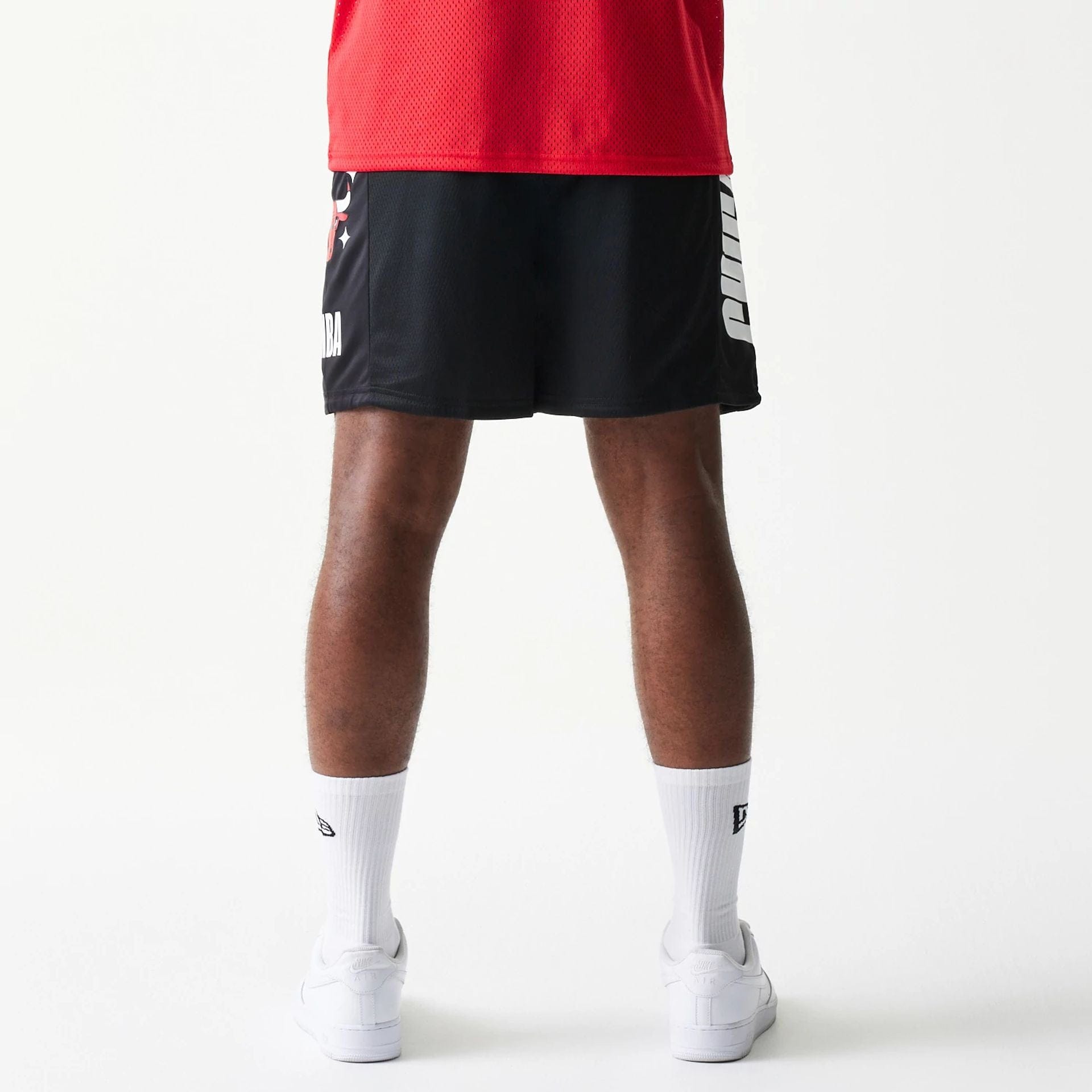 The model is wearing this NBA Mesh Chicago Bulls Shorts in black. 2