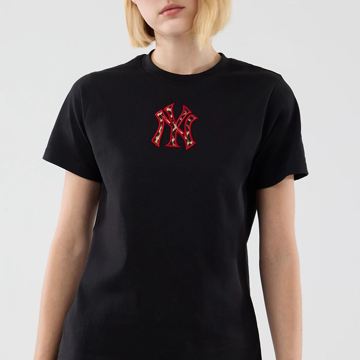 The model is wearing this Womens MLB Infill New York Yankees T-shirt in black. 4