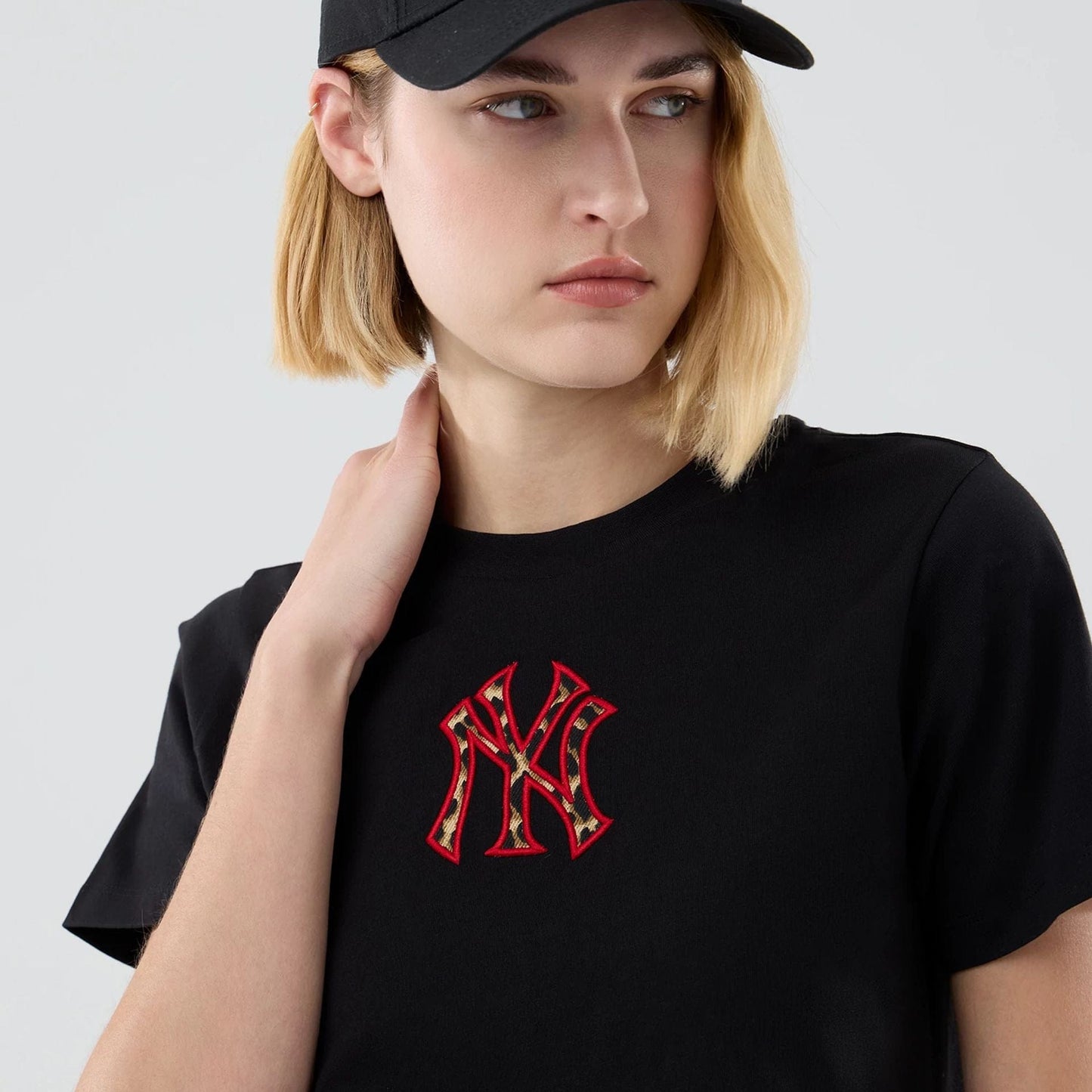 The model is wearing this Womens MLB Infill New York Yankees T-shirt in black. 5