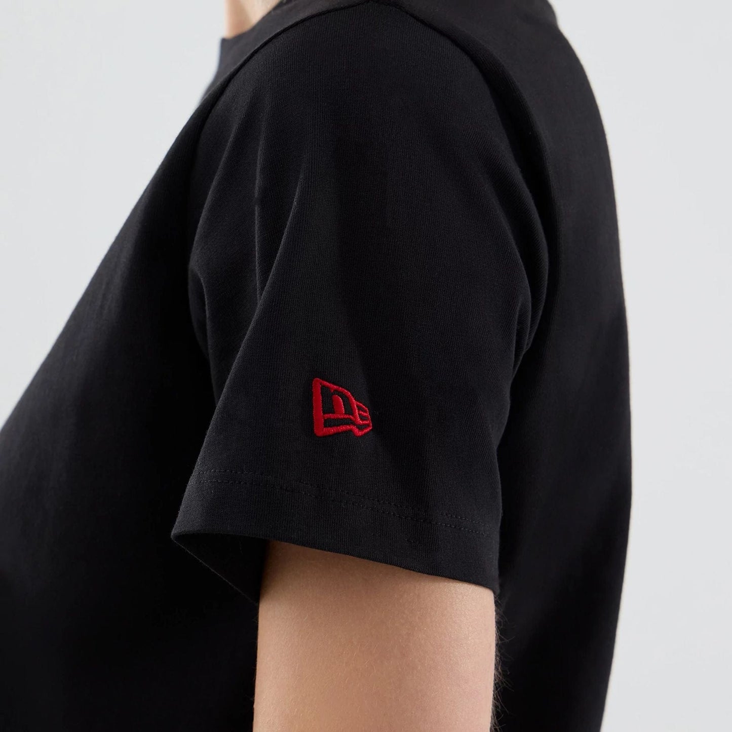 The model is wearing this Womens MLB Infill New York Yankees T-shirt in black. 7