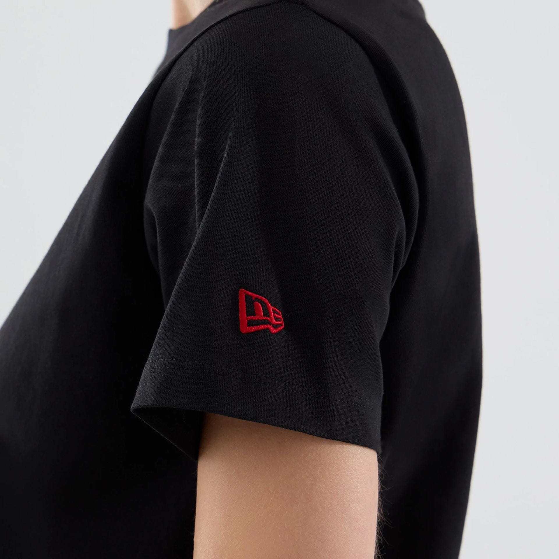 The model is wearing this Womens MLB Infill New York Yankees T-shirt in black. 7