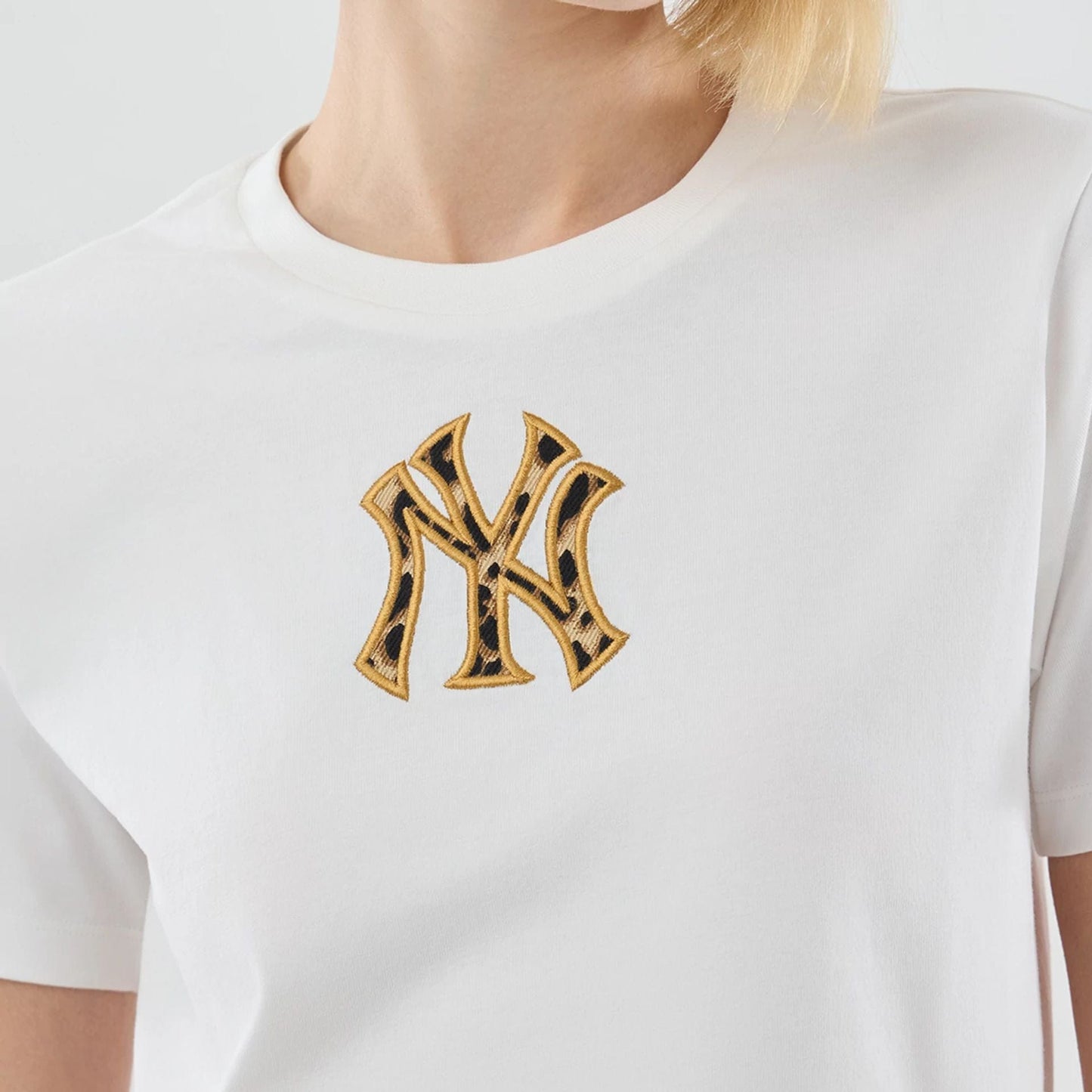 The model is wearing this Womens MLB Infill New York Yankees T-shirt in white. 4