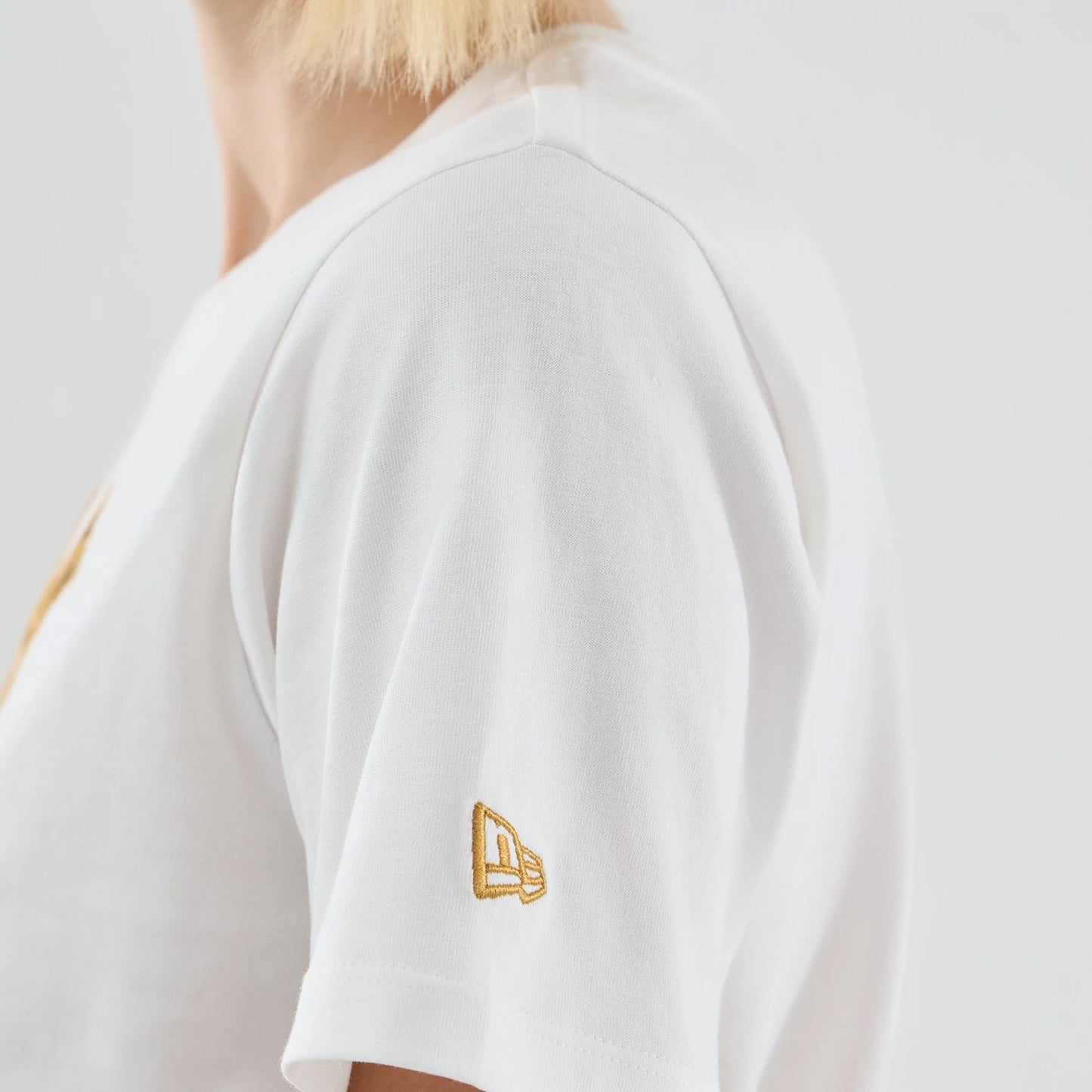 The model is wearing this Womens MLB Infill New York Yankees T-shirt in white. 6