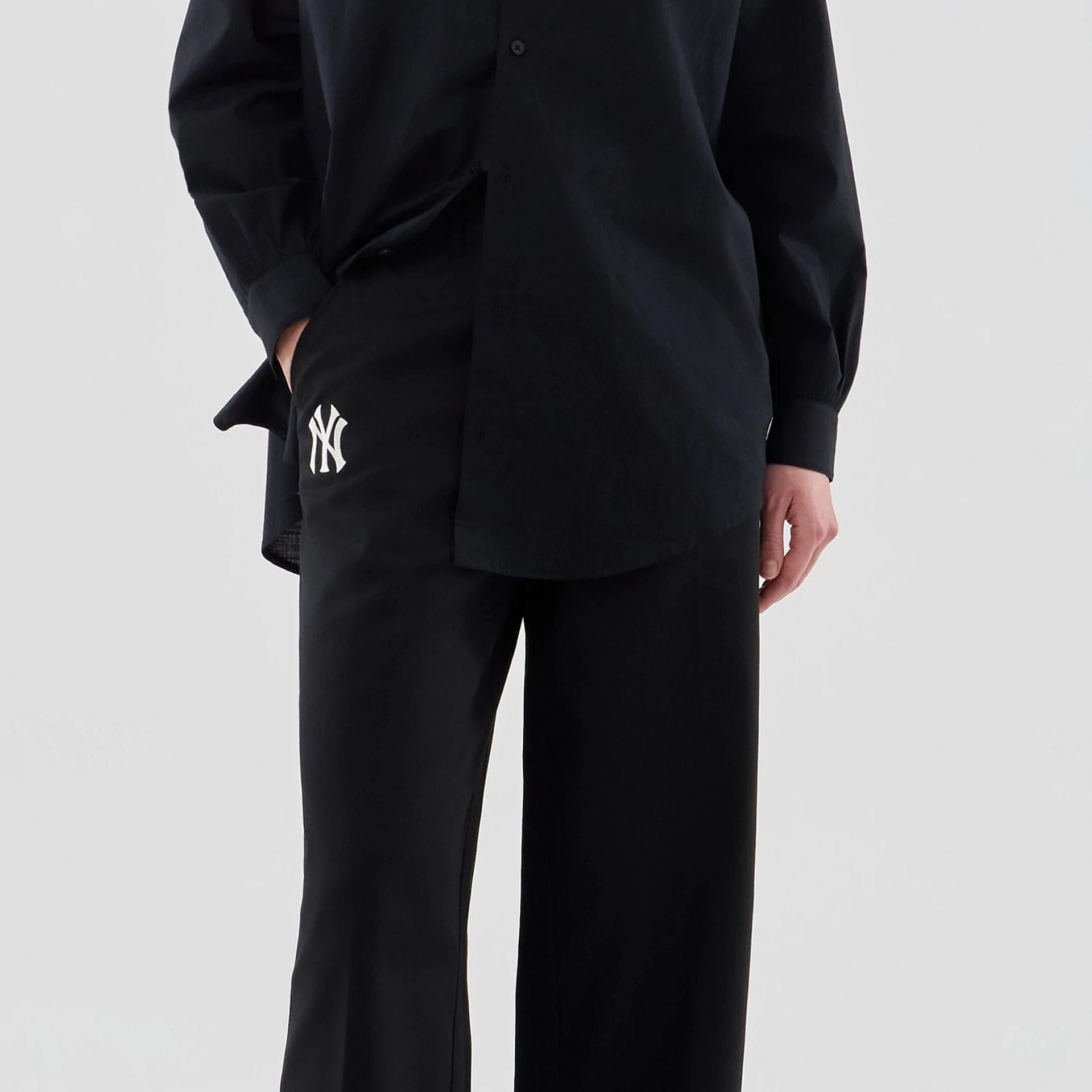 The model is wearing this Womens MLB New York Yankees Chino Trousers in black. 3