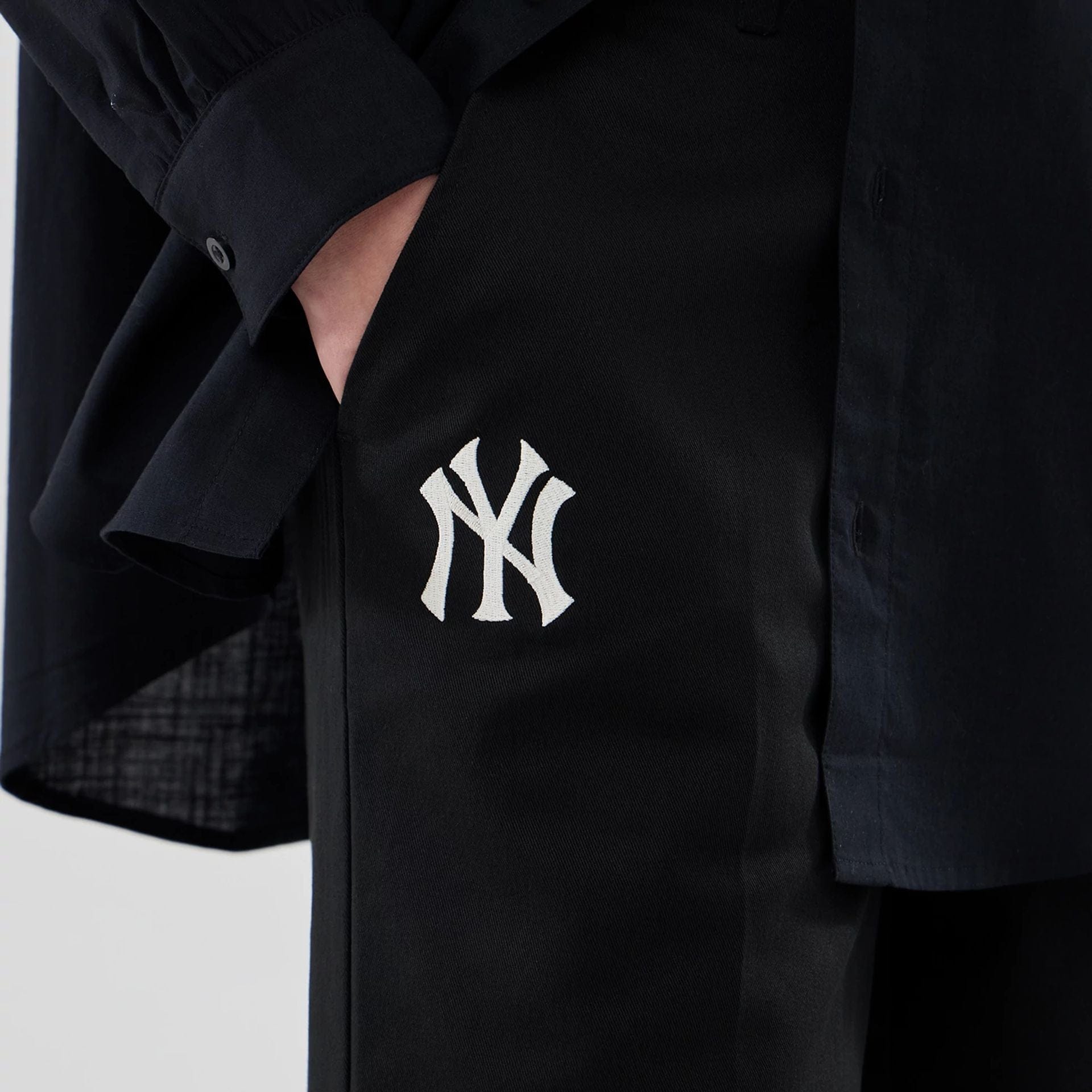 The model is wearing this Womens MLB New York Yankees Chino Trousers in black. 4