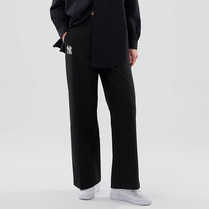 The model is wearing this Womens MLB New York Yankees Chino Trousers in black. 1