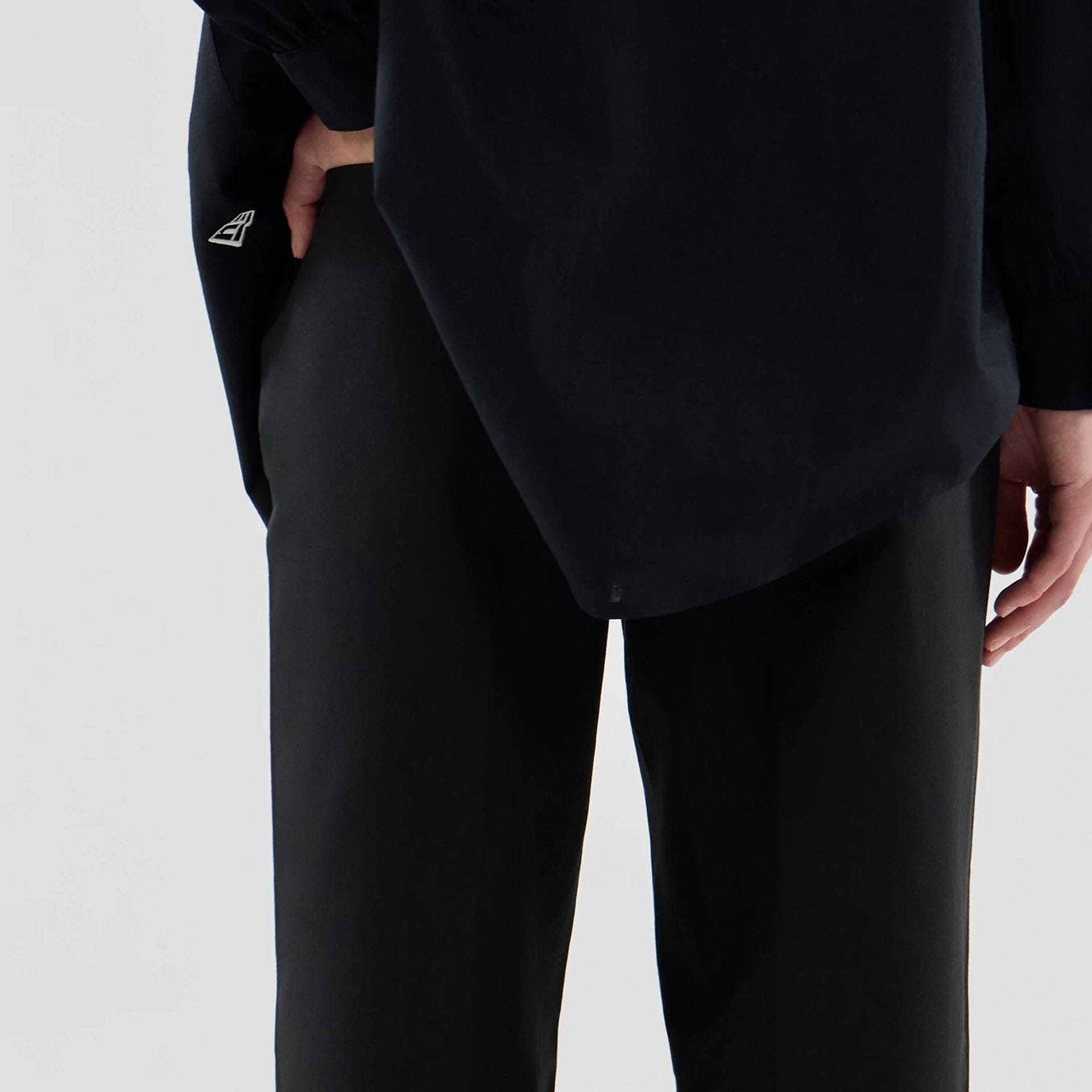 The model is wearing this Womens MLB New York Yankees Chino Trousers in black. 5