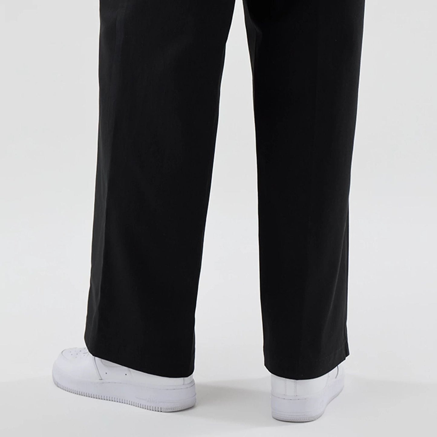 The model is wearing this Womens MLB New York Yankees Chino Trousers in black. 7