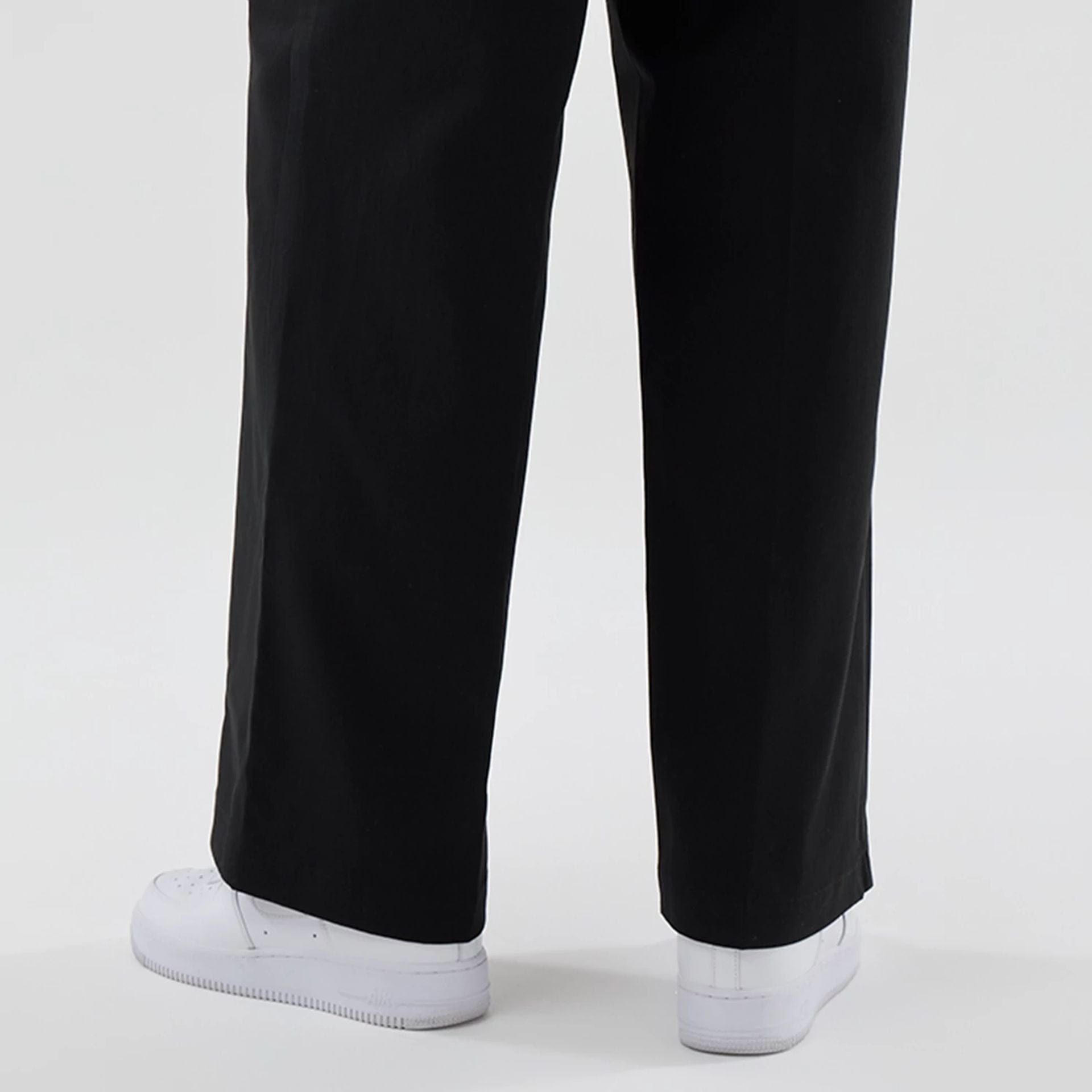 The model is wearing this Womens MLB New York Yankees Chino Trousers in black. 7
