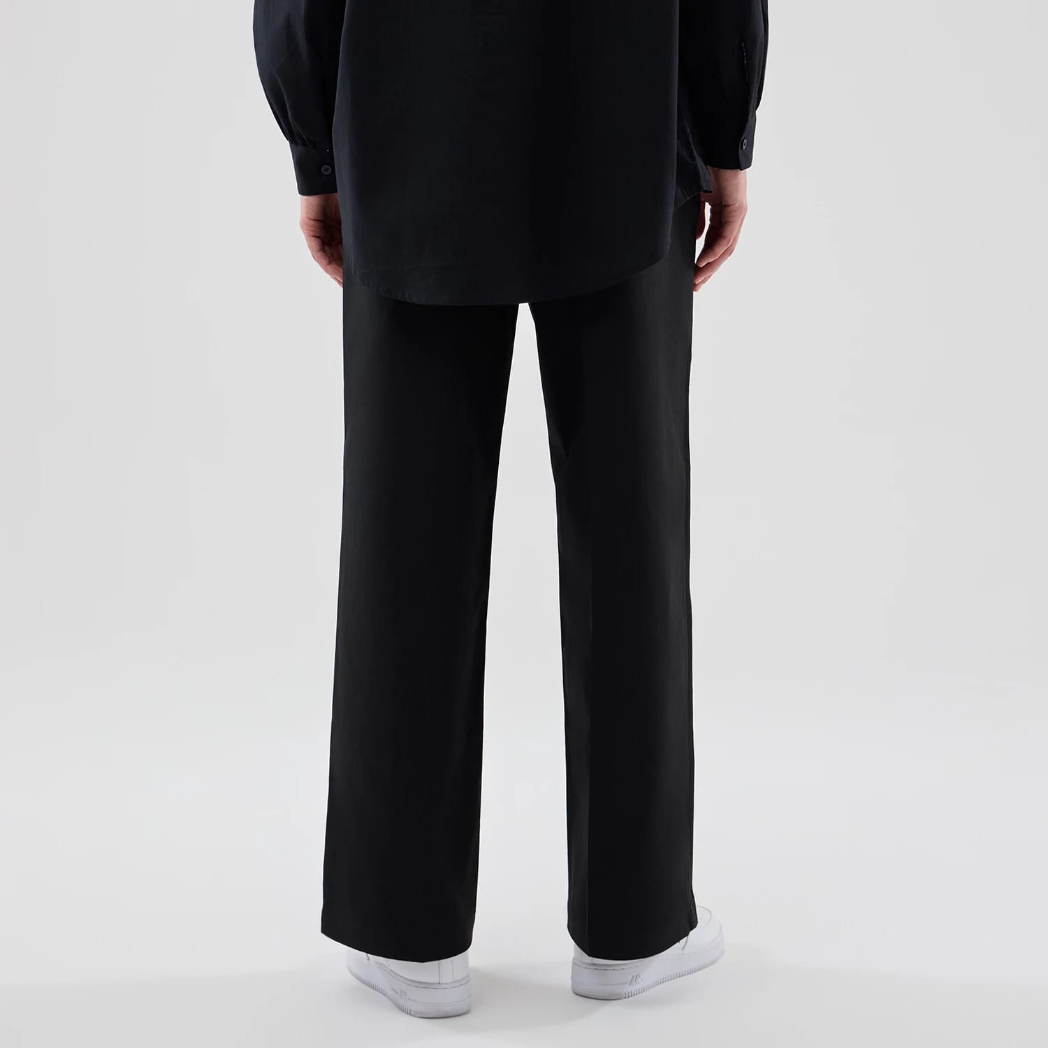 The model is wearing this Womens MLB New York Yankees Chino Trousers in black. 2