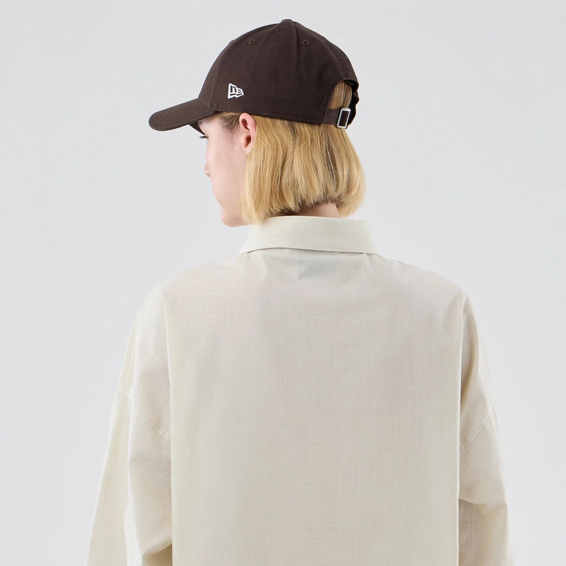 The model is wearing this Womens MLB Shirt New York Yankees Long Sleeve Shirt in cream. 5