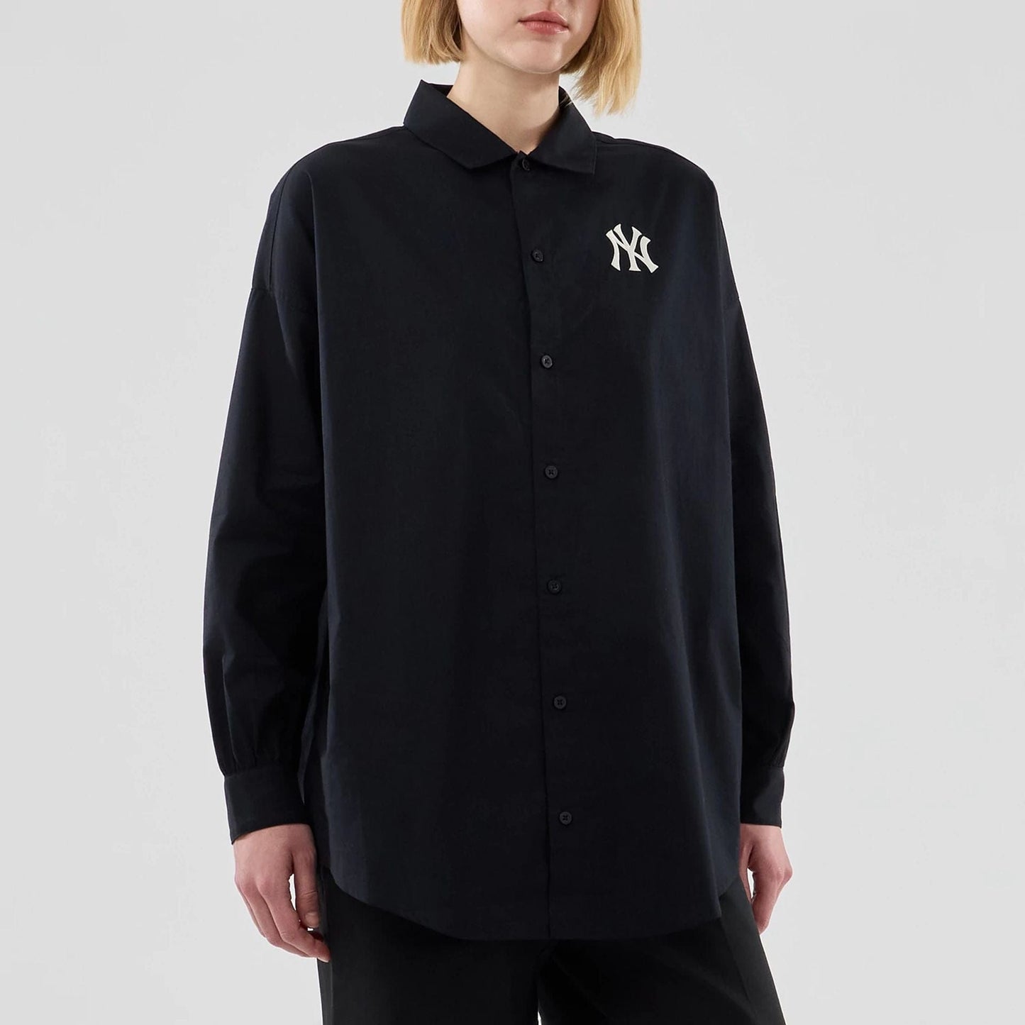 The model is wearing this Womens MLB Shirt New York Yankees Long Sleeve Shirt in black. 3