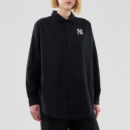 The model is wearing this Womens MLB Shirt New York Yankees Long Sleeve Shirt in black. 3