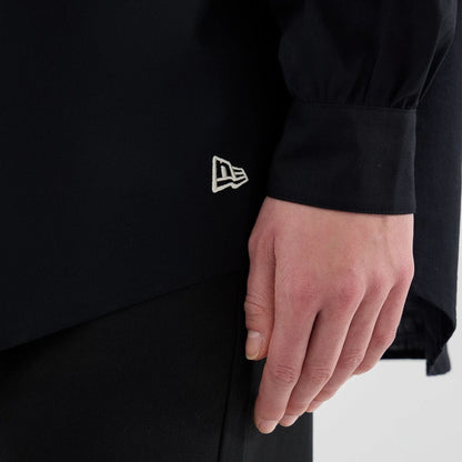 The model is wearing this Womens MLB Shirt New York Yankees Long Sleeve Shirt in black. 5