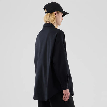 The model is wearing this Womens MLB Shirt New York Yankees Long Sleeve Shirt in black. 7