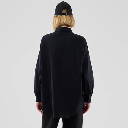 The model is wearing this Womens MLB Shirt New York Yankees Long Sleeve Shirt in black. 2