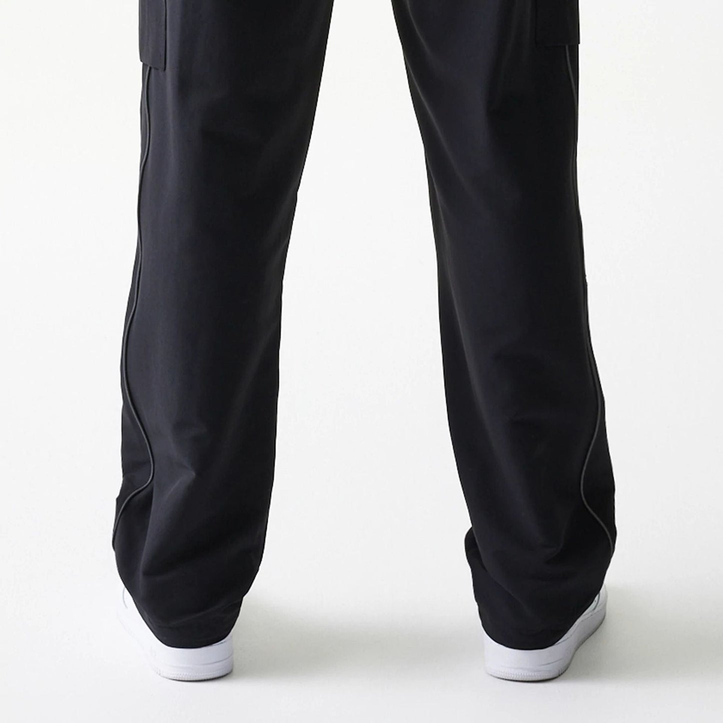The model is wearing this MLB Utility New York Yankees Straight Leg Cargo Joggers in black. 7