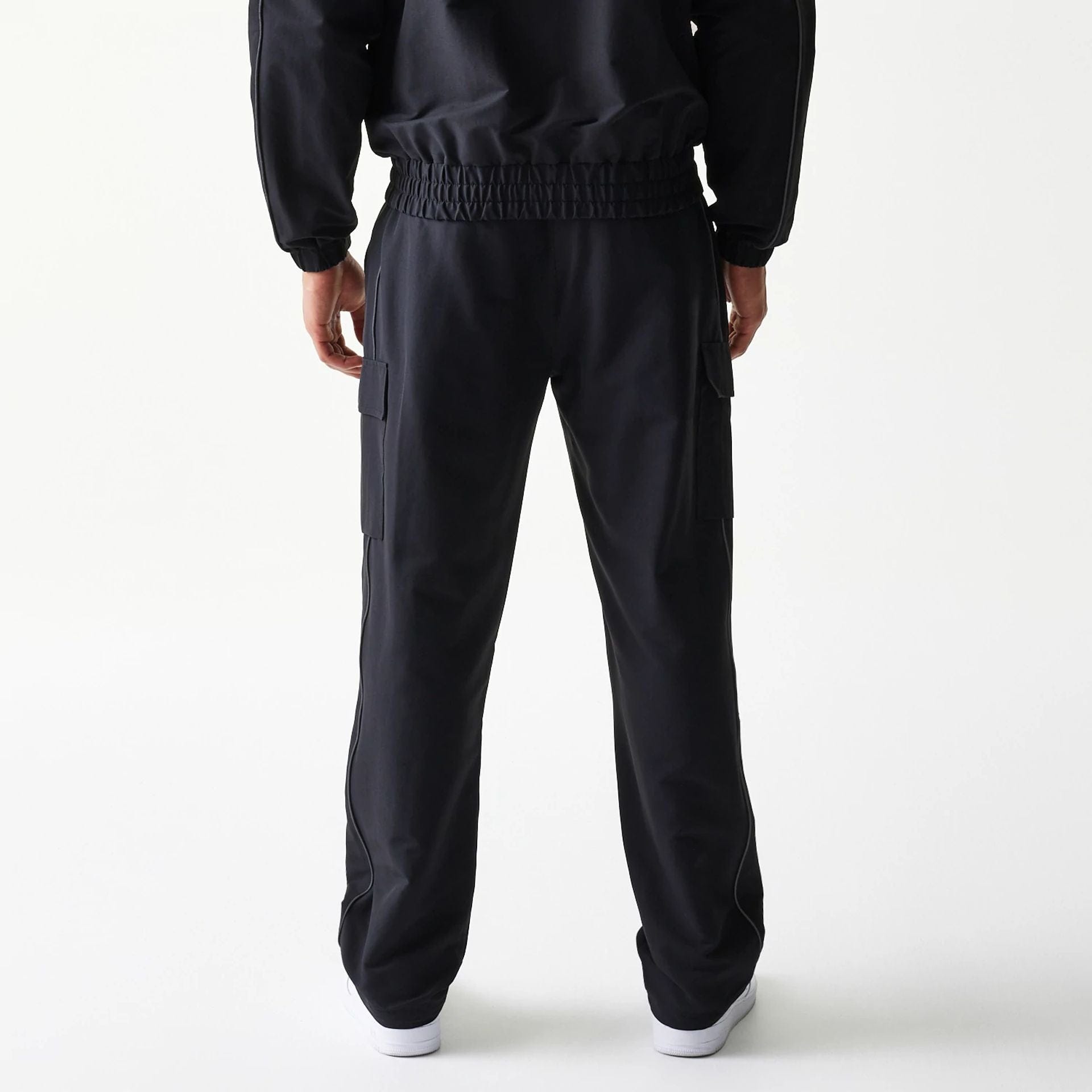 The model is wearing this MLB Utility New York Yankees Straight Leg Cargo Joggers in black. 2