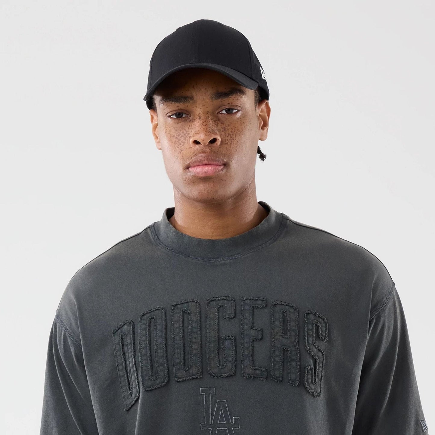 The model is wearing this MLB Washed LA Dodgers T-Shirt in Dark Grey. 6