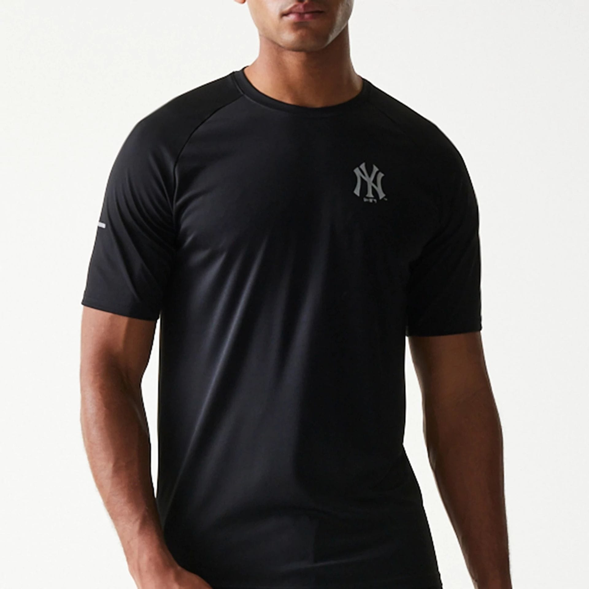 The model is wearing this MLB New York Yankees T-Shirt in black. 3