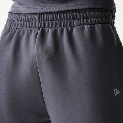 The model is wearing this MLB New York Yankees Joggers in dark grey. 6