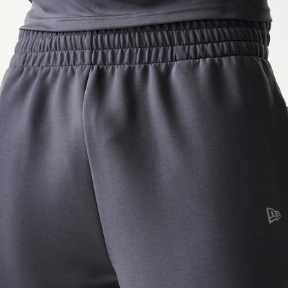 The model is wearing this MLB New York Yankees Joggers in dark grey. 6