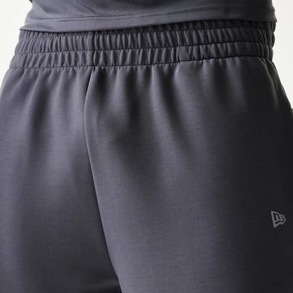 The model is wearing this MLB New York Yankees Joggers in dark grey. 6