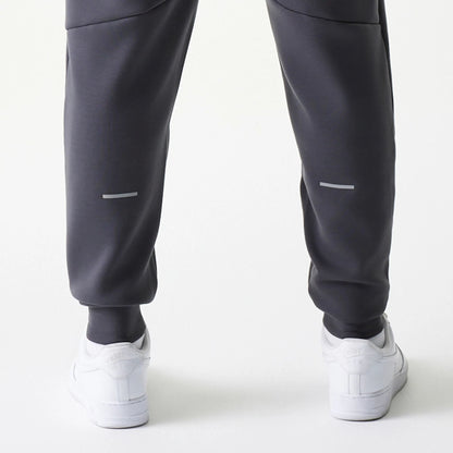 The model is wearing this MLB New York Yankees Joggers in dark grey. 7