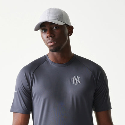 The model is wearing this MLB New York Yankees T-Shirt in dark grey. 6