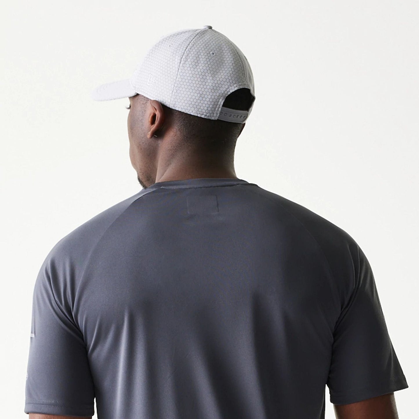 The model is wearing this MLB New York Yankees T-Shirt in dark grey. 7