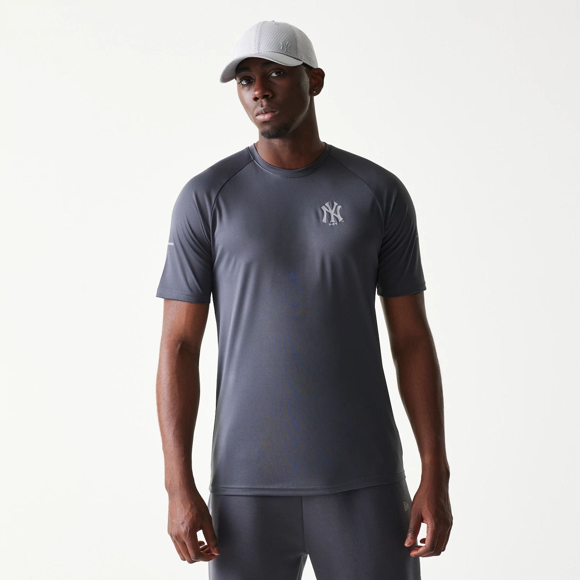 The model is wearing this MLB New York Yankees T-Shirt in dark grey. 1