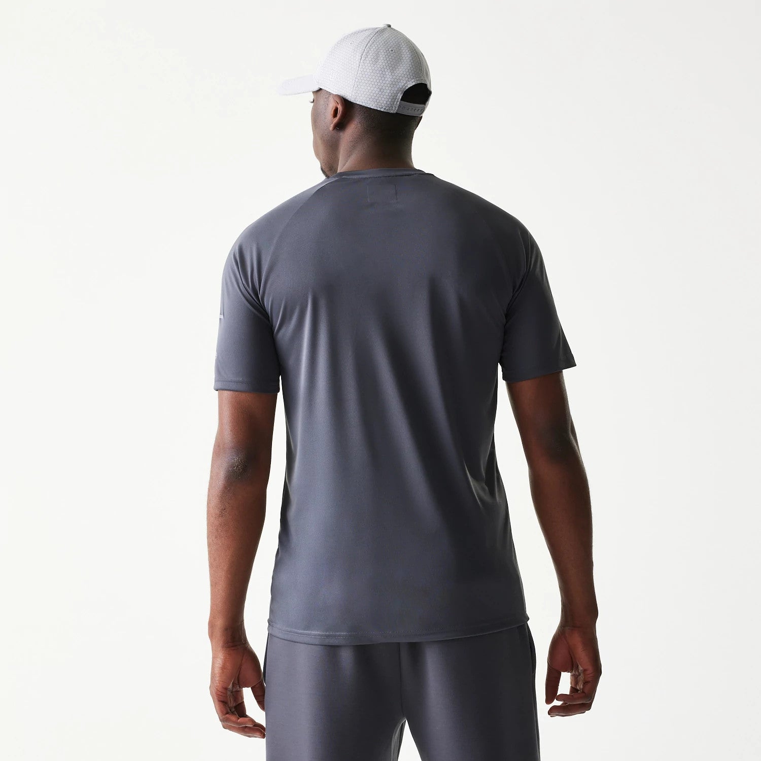The model is wearing this MLB New York Yankees T-Shirt in dark grey. 2