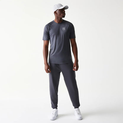 The model is wearing this MLB New York Yankees T-Shirt in dark grey. 8