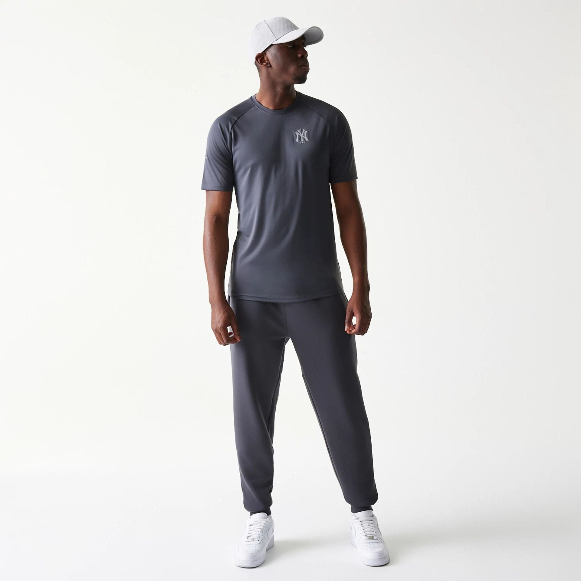 The model is wearing this MLB New York Yankees T-Shirt in dark grey. 8