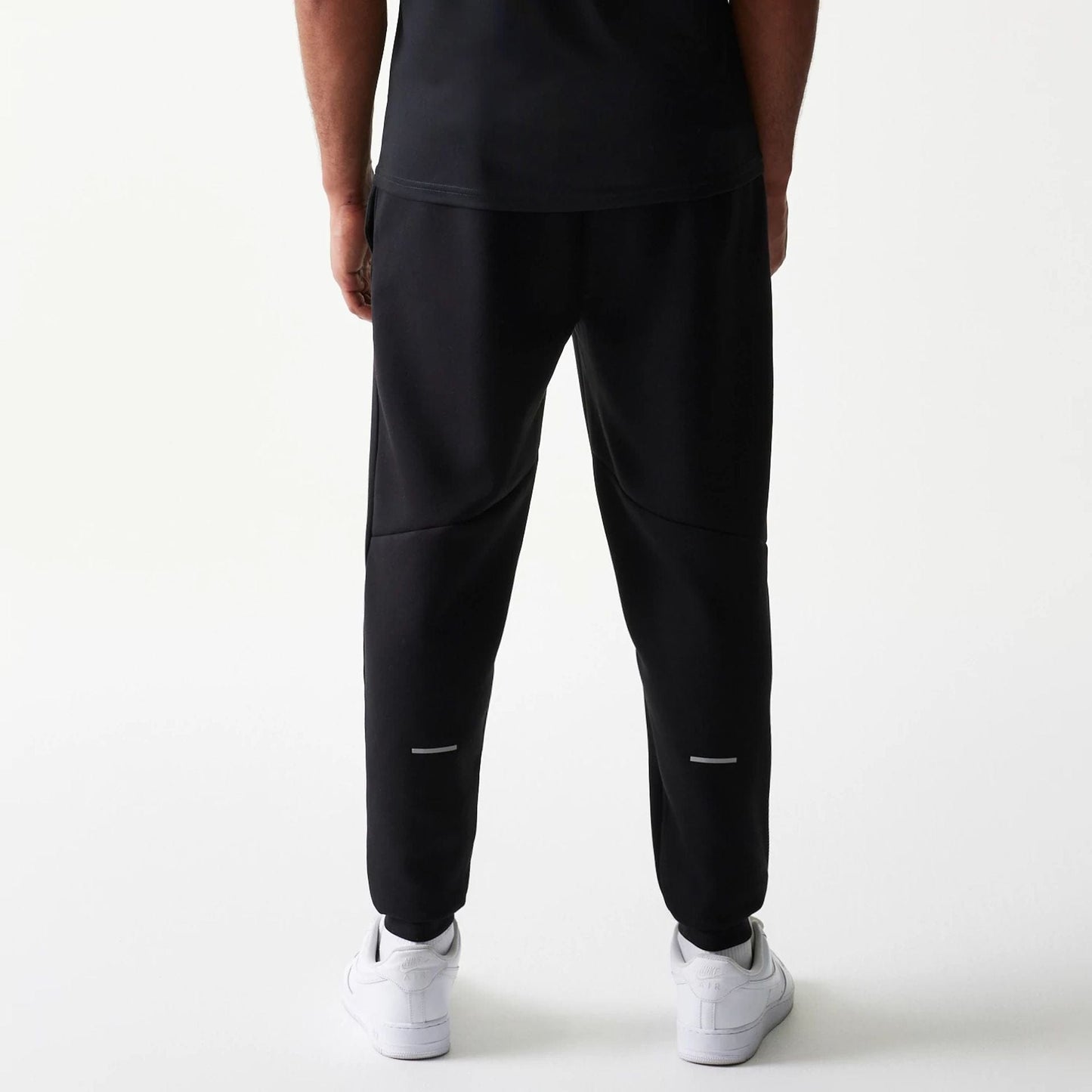 The model is wearing this MLB New York Yankees Joggers in black. 2